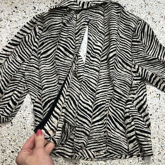 Neiman Marcus 100% silk blouse animal print 8 black cream - Picture 5 of 8